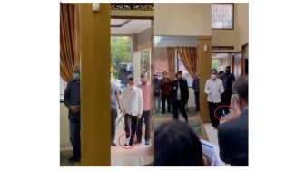 Aksi Jokowi Copot Sepatu untuk Masuk Rumah saat Melayat Jadi Sorotan