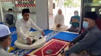 Bikin Heboh, Sosok Ini Tiba-tiba Muncul di Tengah Prosesi Akad Nikah