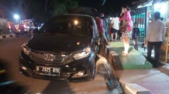 BRAKK! Mobilio Tabrak 2 Motor di Jalan Raja Oesman Karimun