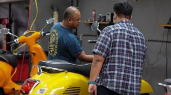 Wajib Tahu! Ini Tips Aman Kendarai Vespa Matik Saat Musim Hujan