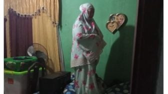 Rumah Kebanjiran, Emak-emak Pilih Salat Tahajud di Atas Kasur