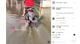 Canggih! Pemotor Pasang Selang di Knalpot agar Tak Mogok Terobos Banjir