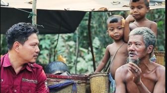 Menilik Film The Real Life of Suku Anak Dalam: Pesan Amanat Orang Rimba