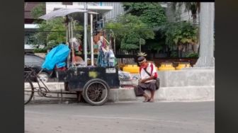 Berjuang Hidupi Keluarga Kecilnya, Kakek Jualan Keliling Meski Sakit Stroke