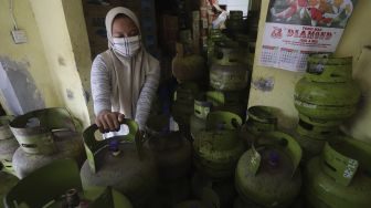 Pedagang menata tabung gas LPG 3 kilogram di agen LPG kawasan Kemang Timur, Jakarta Selatan, Rabu (24/2/2021). [Suara.com/Angga Budhiyanto]