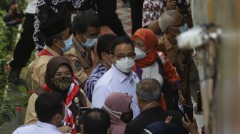 Gubernur DKI Jakarta, Anies Baswedan (tengah) meninjau jalannya vaksinasi COVID-19 untuk tenaga kependidikan di SMA Negeri 70 Jakarta, Rabu (24/2/2021). [Suara.com/Angga Budhiyanto]