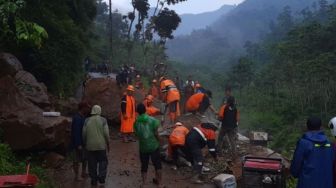 Hujan Deras Terjang Bogor, Empat Warga Cijeruk Dikabarkan Tertimbun Longsor