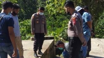 Pencuri Brangkas Berisi Ratusan Juta Uang Koperasi di Padang Terekam CCTV