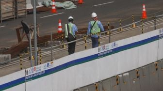 Pekerja beraktivitas di lokasi proyek pembangunan kontruksi MRT Jakarta Fase 2 di MH Thamrin, Jakarta Pusat, Rabu (24/2/2021). [Suara.com/Alfian Winanto]