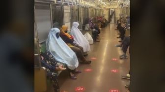 Viral, Aksi Wanita Salat Subuh di Kereta Jurusan Bogor-Jakarta