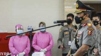 Kabareskrim Polri Komjen Pol Agus Andrianto memberikan keterangan pers usai mengikuti upacara pelantikan dan serah terima jabatan pejabat tinggi Polri di Mabes Polri, Jakarta, Rabu (24/2/2021). ANTARA FOTO/Galih Pradipta