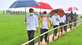Fakta Kunjungan Jokowi ke NTT: Bikin Kerumunan, Paspampres Kalang Kabut