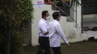 Presiden Republik Indonesia Joko Widodo (kanan) didampingi Gubernur DKI Jakarta Anies Baswedan meninjau jalannya vaksinasi COVID-19 untuk tenaga kependidikan di SMA Negeri 70 Jakarta, Rabu (24/2/2021). [Suara.com/Angga Budhiyanto]