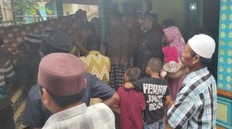 Dua Santriwati Korban Tanah Longsor Dimakamkan Berdampingan di Jember