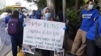 Tuntut Pencairan Klaim Bumiputera, Emak-emak Bawa Poster Tulisan Monohok