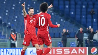 Pemain depan Bayern Munich Robert Lewandowski merayakan golnya setelah membuka skor selama pertandingan leg pertama babak 16 besar Liga Champions Lazio melawan Bayern Munich di Stadion Olimpico, Roma, Rabu (24/2/2021) dini hari WIB. Alberto PIZZOLI / AFP
