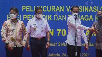 Ditemani Anies, Jokowi Tinjau Proses Vaksinasi Guru di SMAN 70 Jakarta