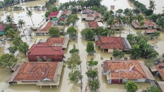 Foto udara suasana pemukiman warga yang masih terendam banjir, di Karangligar, Telukjambe Barat, Karawang, Jawa Barat, Kamis (25/2/2021). ANTARA FOTO/Hafidz Mubarak 