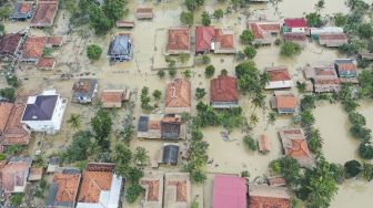 Banjir Merendam Pemukiman di Karawang