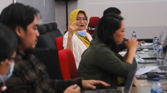 Suasana saat para dewan juri melakukan proses penjurian babak 6 besar ajang pencarian bakat Bintang Suara yang diselenggarakan secara virtual di Kantor Suara.com, Jakarta Selatan, Kamis (25/2/2021). [Suara.com/Alfian Winanto]