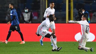 Bek Real Madrid Ferland Mendy merayakan golnya setelah membuka skor selama pertandingan leg pertama babak 16 besar Liga Champions UEFA Atalanta melawan Real Madrid di Stadion Atleti Azzuri d'Italia, Kamis (25/2/2021) dini hari WIB.  Tiziana FABI / AFP