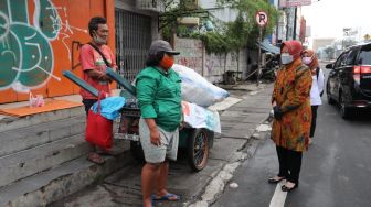 Dalam Perjalanan ke Kantor, Mensos Sapa Pemulung dan Dilatih Kewirausahaan