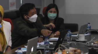 Suasana saat para dewan juri melakukan proses penjurian babak 6 besar ajang pencarian bakat Bintang Suara yang diselenggarakan secara virtual di Kantor Suara.com, Jakarta Selatan, Kamis (25/2/2021). [Suara.com/Alfian Winanto]