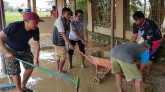 Warga Cikarang Timur Mulai Bersihkan Lumpur Sisa Banjir