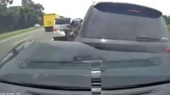 Ngeri! Video Viral Detik-Detik Kecelakaan Beruntun di Tol Jakarta-Cikampek