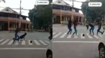 Viral Remaja Heboh Joget TikTok di Tengah Jalan, Publik: Gue yang Malu