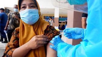 Dear Pak Anies, Guru di Jakarta Ngeluh Vaksinasi Pendidikan di DKI Lamban