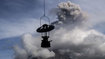 Kembali Erupsi,  Gunung Sinabung Semburkan Abu Vulkanik Setinggi 1,5 KM