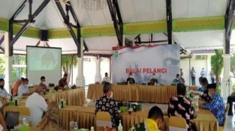 Gubernur Syamsuar Todong Menteri Luhut yang Mau Teruskan Proyek