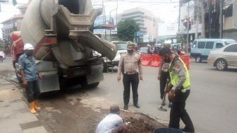 Hindari Kecelakaan, Sat Lantas Polres Ciko Cor Beton Jalan Berlubang