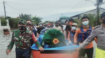Terisolasi Banjir, Jenazah Warga Semarang Dievakuasi Pakai Perahu Karet