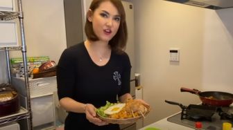 Masak Nasi Goreng dan Sate, Aksi Maria Ozawa Disorot Netizen Indonesia