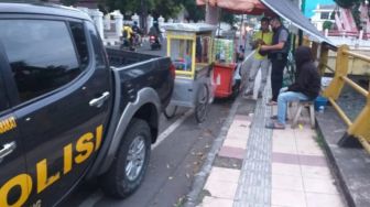 Simpan Barang Ini di Dalam Gerobak, Tukang Gorengan Diciduk Polisi