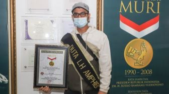 Aktor Rio Reifan menunjukkan penghargaan dari MURI (Museum Rekor Indonesia) atas penanaman pohon mangrove pertama di TPS Bantar Gebang di Kantor MURI, Kelapa Gading, Jakarta Utara, Jumat (26/2/2021). [Suara.com/Alfian Winanto]