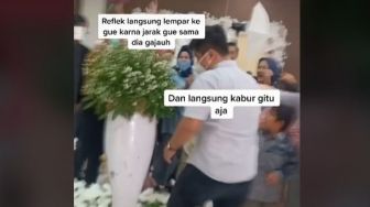 Pria Ini Panik Dapat Buket Bunga dari Pengantin, Penyebabnya Bikin Ngakak