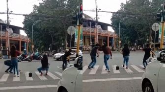 Dicibir Publik, Viral ABG Joget di Lampu Merah, Polisi: Demi Konten YouTube