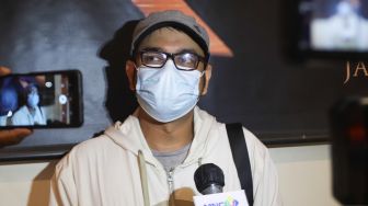 Aktor Rio Reifan saat diwawancarai awak media usai menerima penghargaan dari MURI (Museum Rekor Indonesia) di Kantor MURI, Kelapa Gading, Jakarta Utara, Jumat (26/2/2021). [Suara.com/Alfian Winanto]