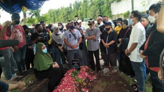 Pemakaman Aktor Yanto Tampan Diwarnai Isak Tangis