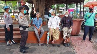 Gelar Baksos, Polsek Lemahwungkuk Bagi-bagi Masker Gratis