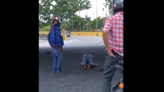 Heboh Pria Salat di Jalan, Para Pemotor Lakukan Aksi Tak Terduga