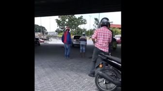 Viral Video Lelaki Salat di Tengah Jalan, Warganet Malah Puji Pengendara