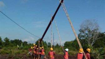 Masuknya PLN di Teluk Lanus, Desa Terjauh Cuma Bisa Ditempuh via Jalur Laut