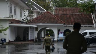 Suasana Rumah Jabatan Gubernur Sulsel pasca Gubernur Sulsel Nurdin Abdullah ditangkap di Makassar, Sulawesi Selatan, Sabtu (27/2/2021).  ANTARA FOTO/Abriawan Abhe