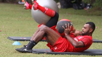 Pesepak bola Madura United mengikuti materi latihan fisik dalam Pemusatan Latihan di lapangan Agrokusuma, Batu, Jawa Timur, Sabtu (27/2/2021).  ANTARA FOTO/Ari Bowo Sucipto
