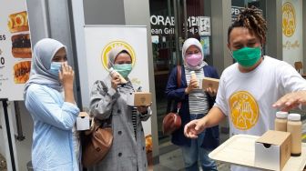 Buka Kafe, Augie Fantinus Bagi-Bagi Roti dan Kopi di Jalan