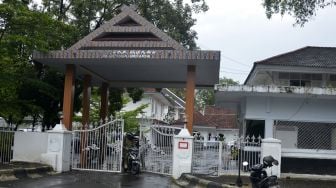 Suasana Rumah Jabatan Gubernur Sulsel pasca Gubernur Sulsel Nurdin Abdullah ditangkap di Makassar, Sulawesi Selatan, Sabtu (27/2/2021).  ANTARA FOTO/Abriawan Abhe